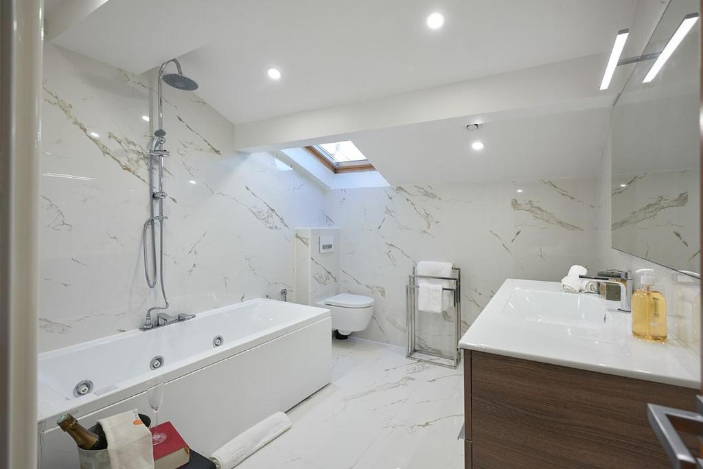 Sunlight Properties - Palme D Or - 2 Bedrooms, modern holiday rental apartment, hyper central photo 4