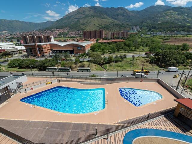 Arriendo hermoso y amplio apartamento amoblado y con piscina, frente a la estación Niquia y al centro comercial puerta del norte.