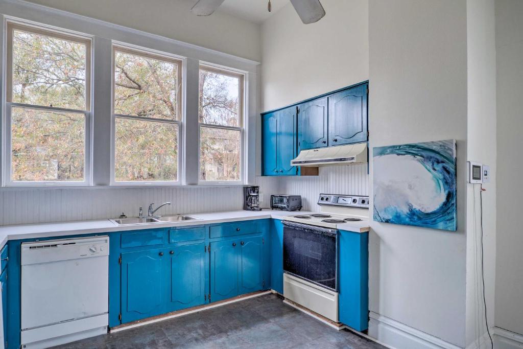 Pet-Friendly Shreveport Home about 1 Mile to Downtown! photo 1