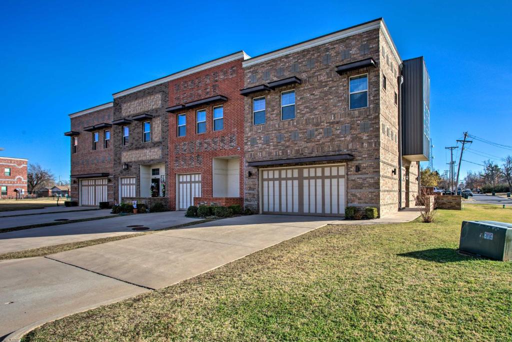 Edmond Oasis with Rooftop Lounge Walk to Dtwn! photo 2