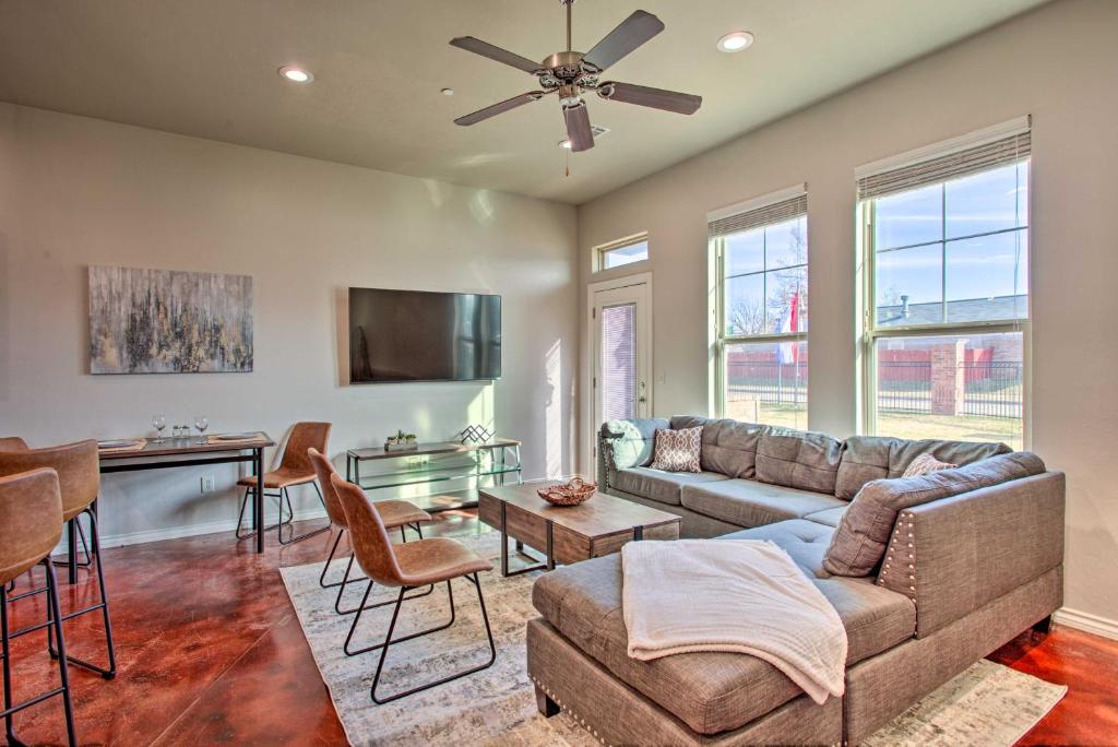 Edmond Oasis with Rooftop Lounge Walk to Dtwn! photo 3