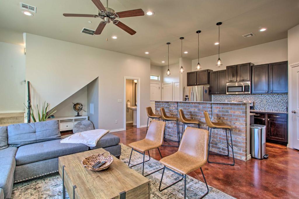 Edmond Oasis with Rooftop Lounge Walk to Dtwn! photo 4