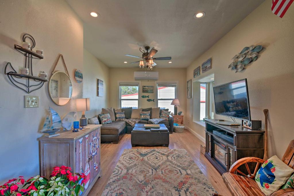 Charming Lake Creek Cabin with Pool Access and Decks photo 2