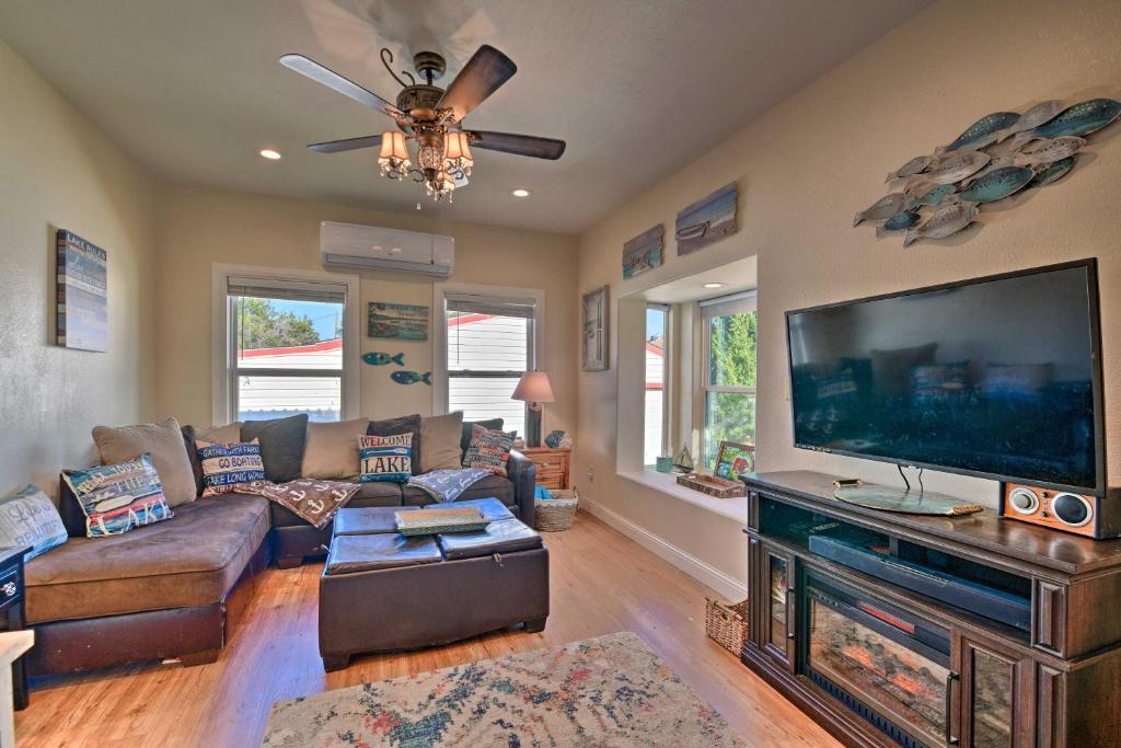 Charming Lake Creek Cabin with Pool Access and Decks photo 3