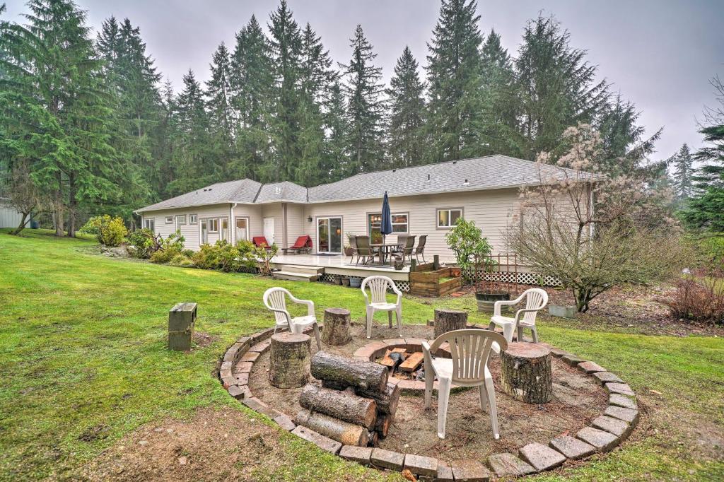Woodinville Home with Furnished Deck and Fire Pit photo 1