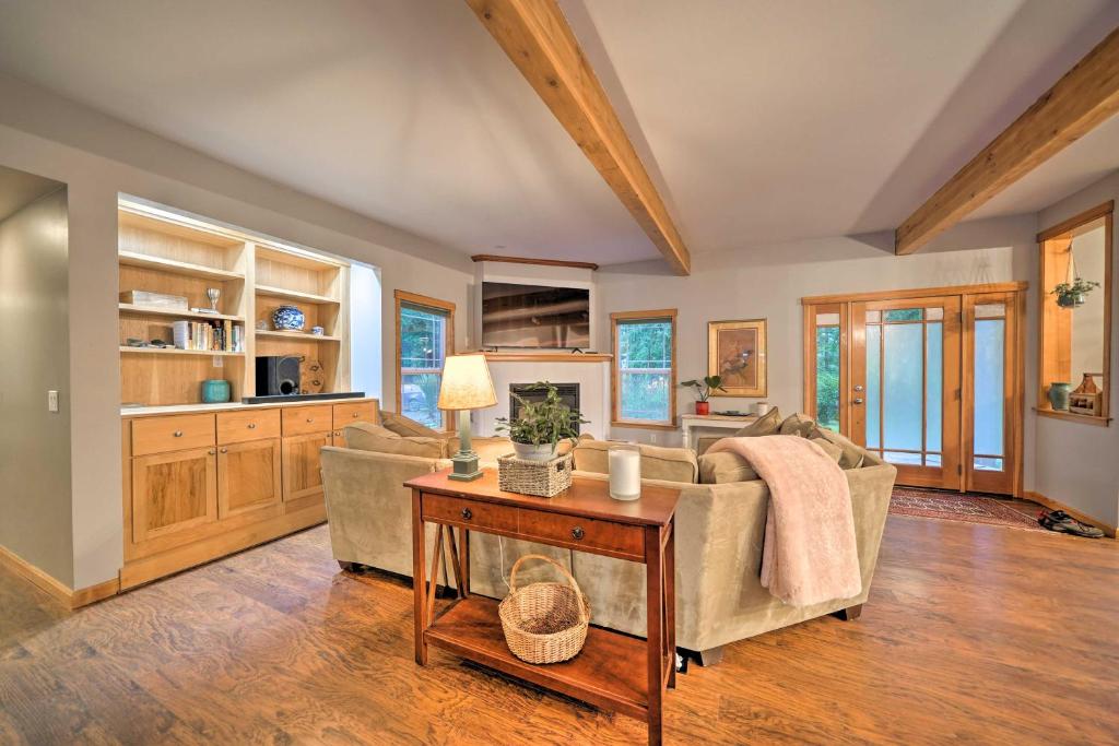 Woodinville Home with Furnished Deck and Fire Pit photo 2