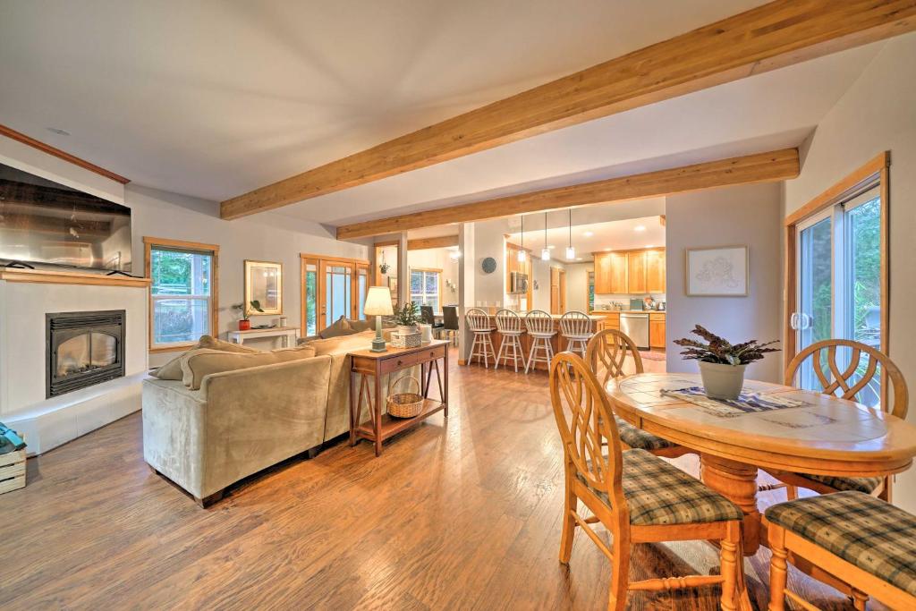 Woodinville Home with Furnished Deck and Fire Pit photo 3