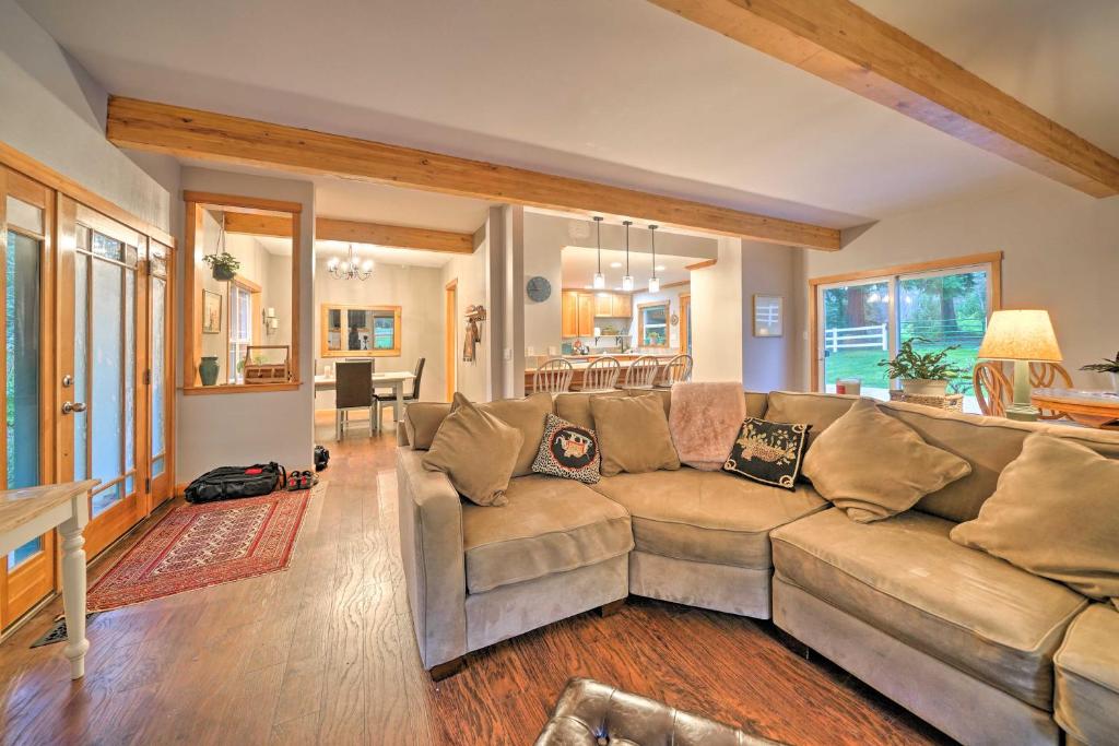 Woodinville Home with Furnished Deck and Fire Pit photo 4