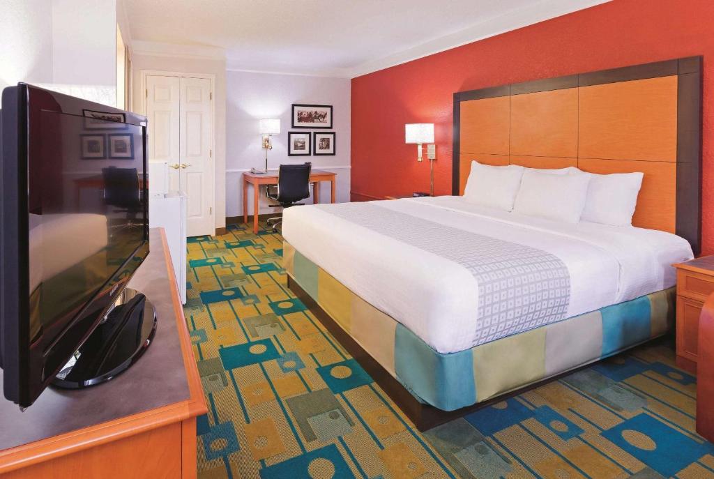 Baymont by Wyndham Lubbock - Downtown Civic Center photo 2