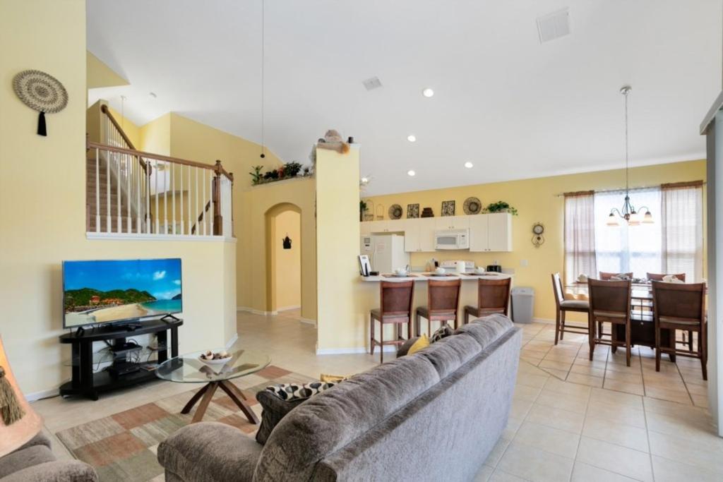 Fantastic Resort 5BR House - South Facing Pool Spa image