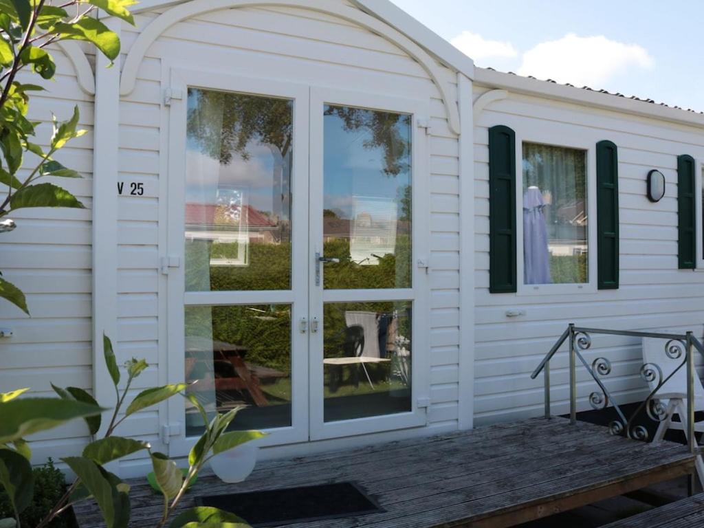 Captivating chalet with a microwave, near the Wadden Sea photo 2