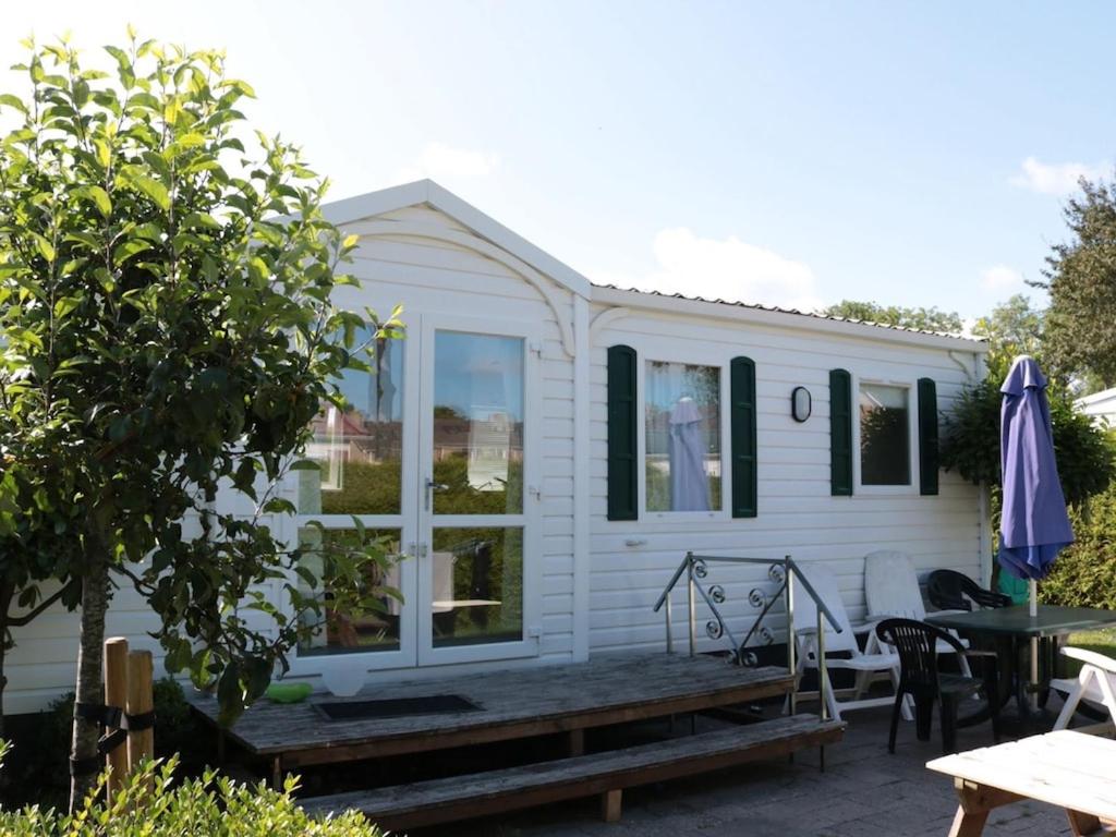 Captivating chalet with a microwave, near the Wadden Sea photo 4