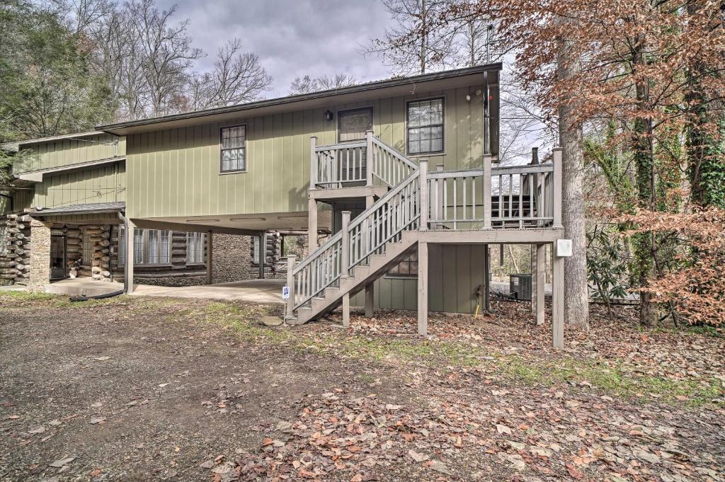 Inviting Apartment with Deck in Smoky Mountains photo 1