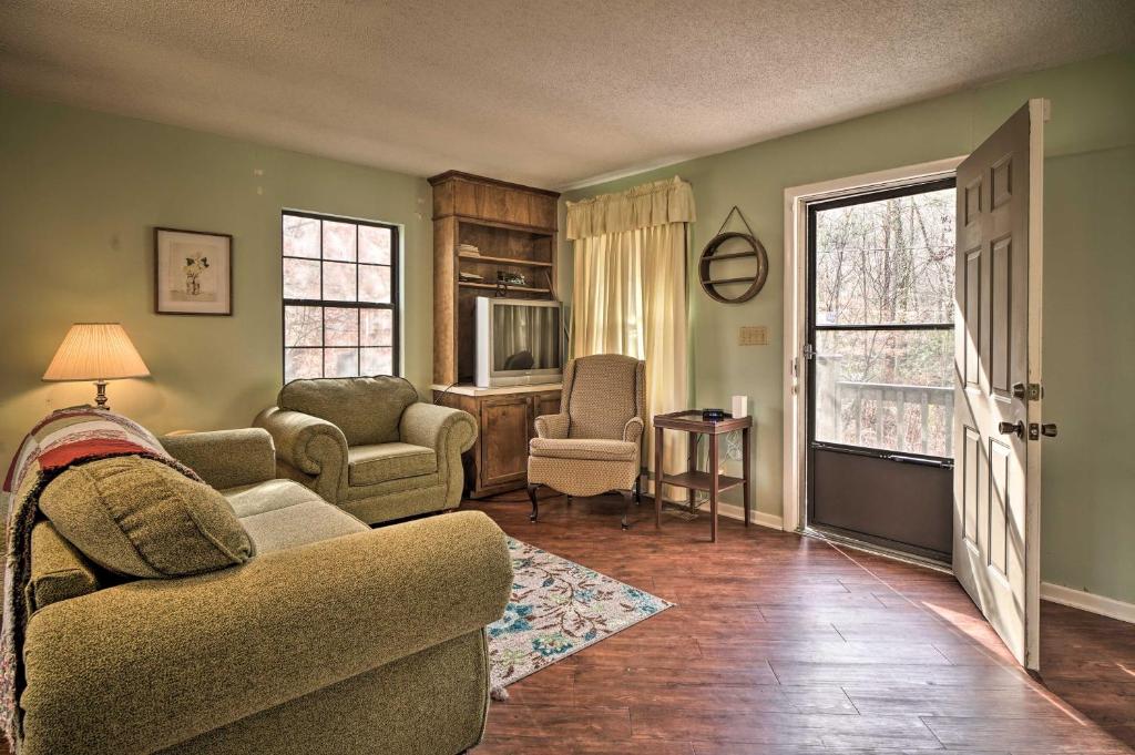 Inviting Apartment with Deck in Smoky Mountains photo 3