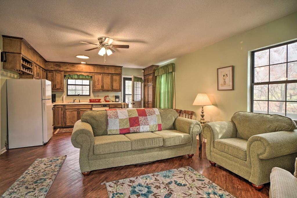 Inviting Apartment with Deck in Smoky Mountains photo 4