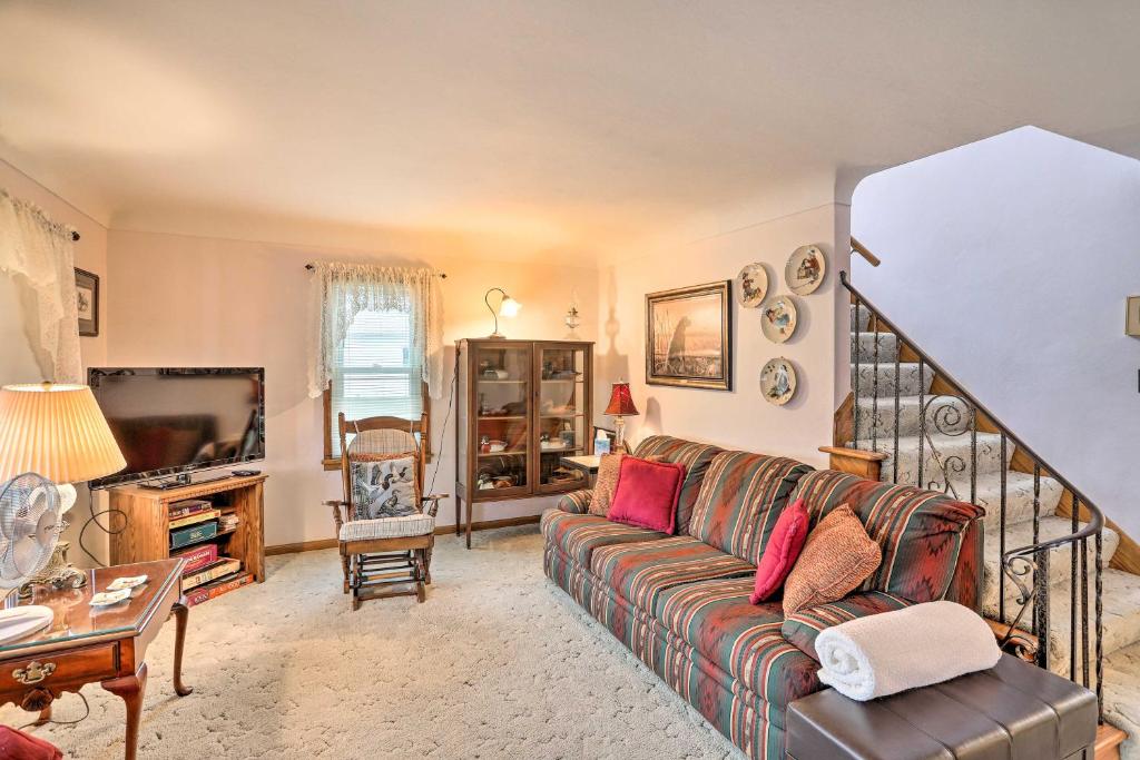 Home with Screened-In Porch Less Than 1 Mi to Lake Erie