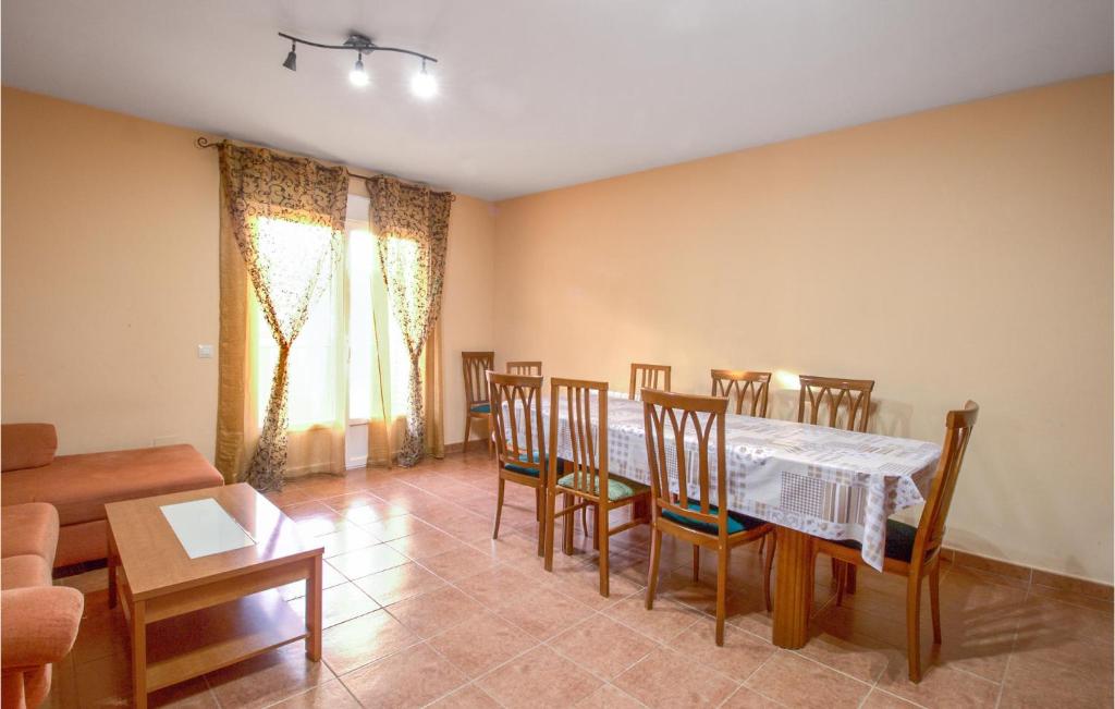 Awesome Apartment In Navaluenga With Wifi And 4 Bedrooms photo 2