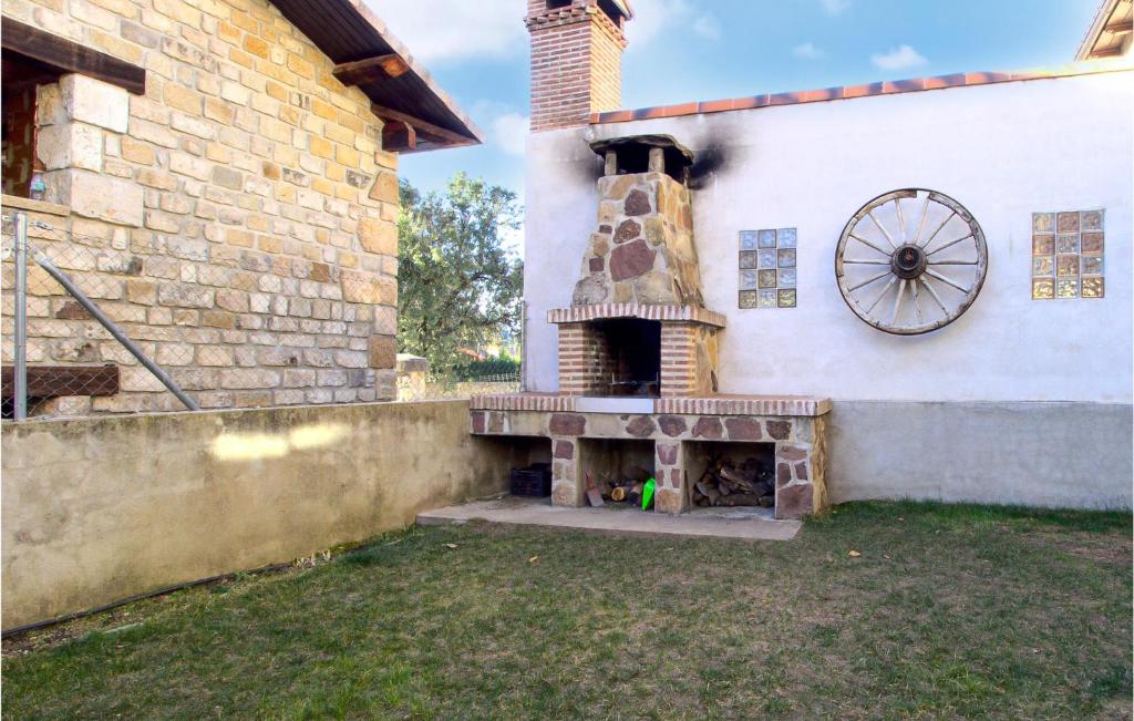 Awesome Apartment In Navaluenga With Wifi And 4 Bedrooms photo 4