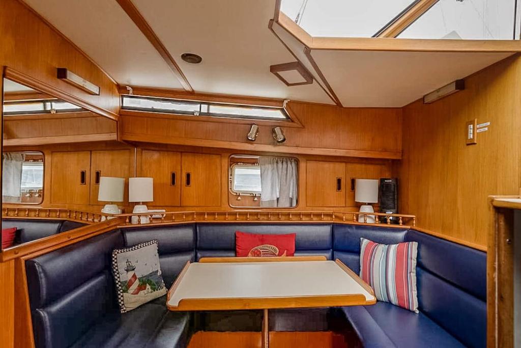 2BR Spacious & Comfy 43' Yacht - Heat & AC - On the Freedom Trail - Best Nights Sleep photo 2