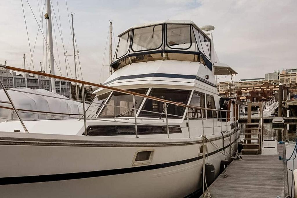 2BR Spacious & Comfy 43' Yacht - Heat & AC - On the Freedom Trail - Best Nights Sleep image