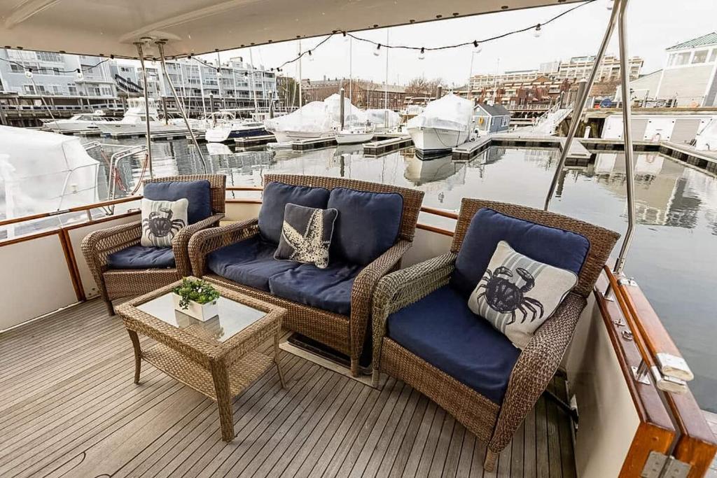 2BR Spacious & Comfy 43' Yacht - Heat & AC - On the Freedom Trail - Best Nights Sleep photo 4