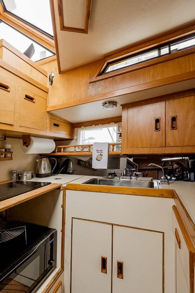 2BR Spacious & Comfy 43' Yacht - Heat & AC - On the Freedom Trail - Best Nights Sleep photo 3
