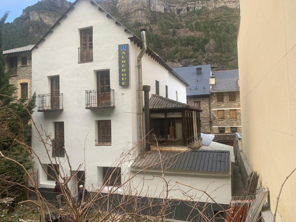 Albergue-Refugio Sargantana photo 2