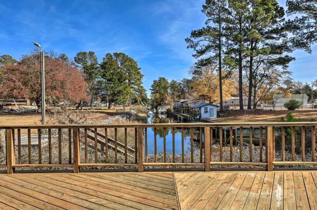 Cozy Cottage with Shared Dock on Dawson Creek photo 1