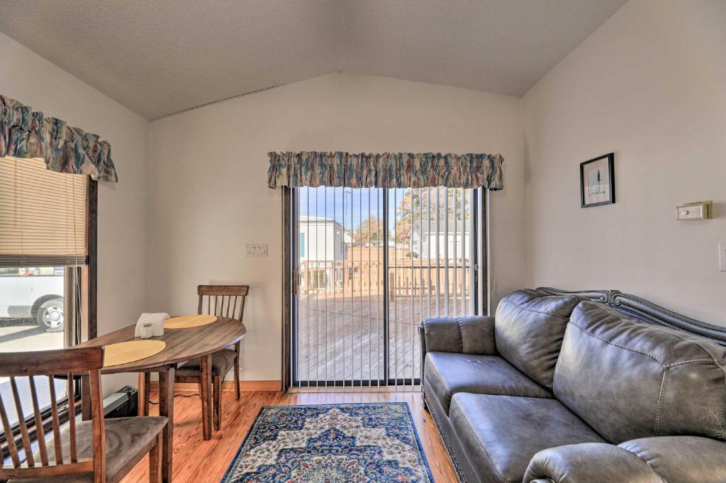 Cozy Cottage with Shared Dock on Dawson Creek photo 4