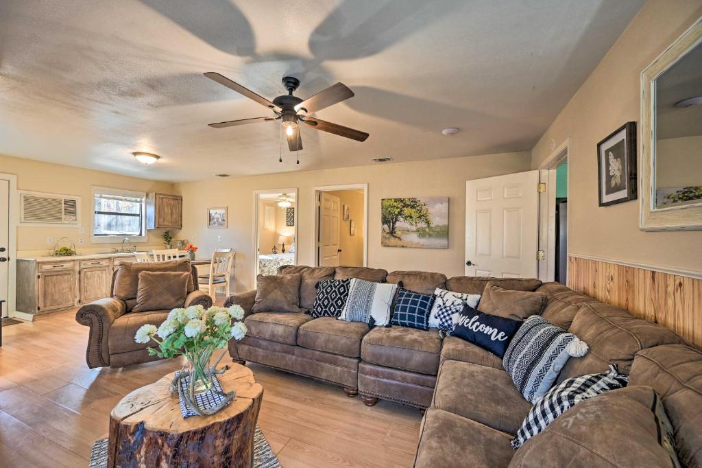 Pet Friendly Shady Oaks Cabin in Broken Bow photo 4