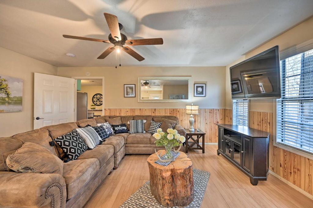 Pet Friendly Shady Oaks Cabin in Broken Bow photo 3