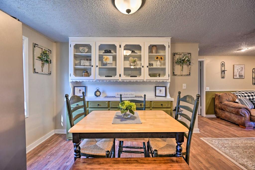 Cozy Whispering Oaks Cottage in Broken Bow photo 1