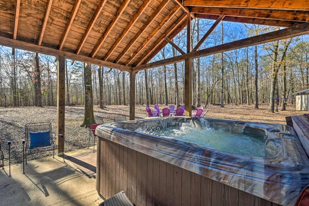 Cozy Whispering Oaks Cottage in Broken Bow photo 2