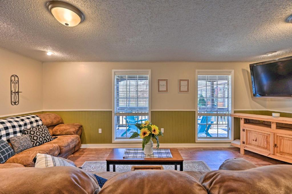 Cozy Whispering Oaks Cottage in Broken Bow photo 3
