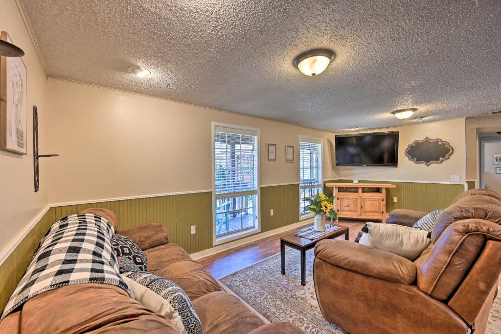 Cozy Whispering Oaks Cottage in Broken Bow photo 4