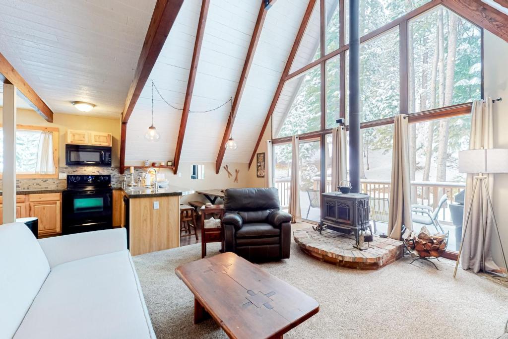 Cozy Cabin Retreat photo 2