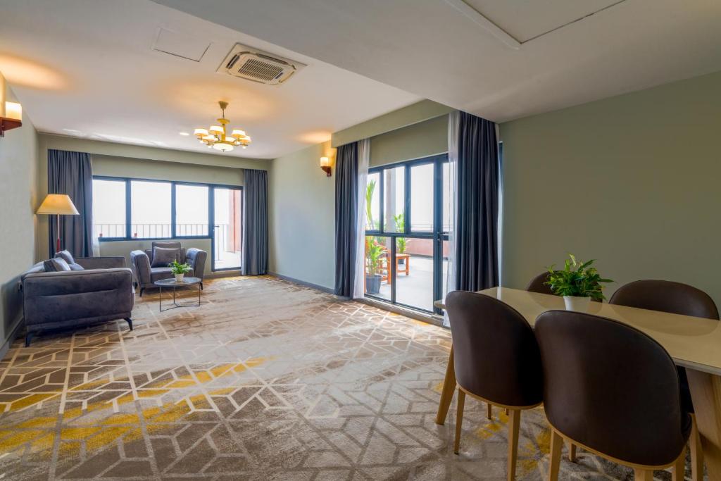Manhattan Business Hotel, Male photo 3