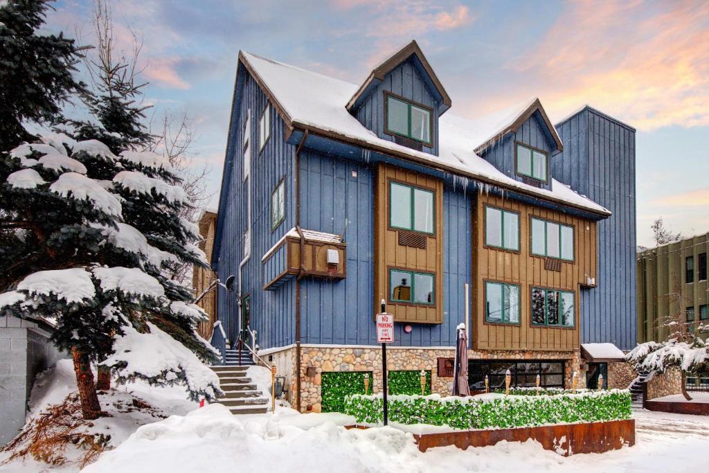Massive 10 Bed 10 Bath Luxury Mountain Home in Old Town image