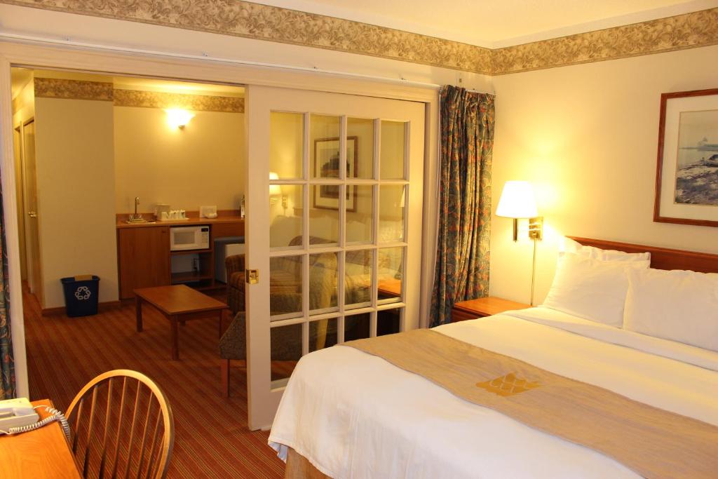 Coastal Inn Halifax - Tap to explore photos