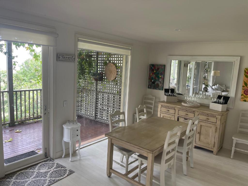 Villa Provincial, Cypress Lakes Resort, Two Bedrooms both with Private Ensuites, 2 KING or 4 SINGLE BEDS, Sensational Views photo 2