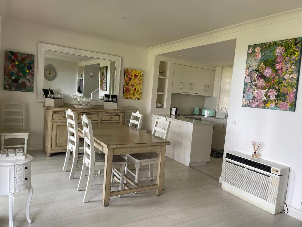 Villa Provincial, Cypress Lakes Resort, Two Bedrooms both with Private Ensuites, 2 KING or 4 SINGLE BEDS, Sensational Views photo 3