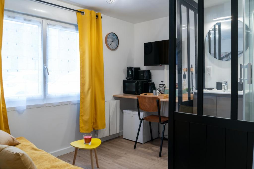 Belle petite chambre privée de 9m2, avec SDC et WC, Wifi et Netflix photo 1
