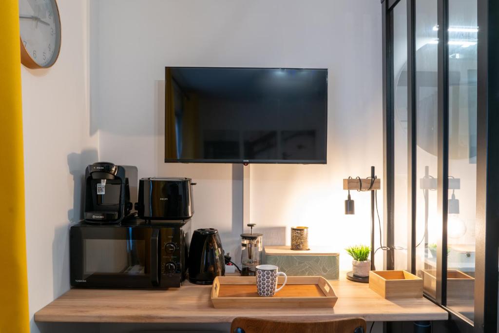 Belle petite chambre privée de 9m2, avec SDC et WC, Wifi et Netflix photo 2