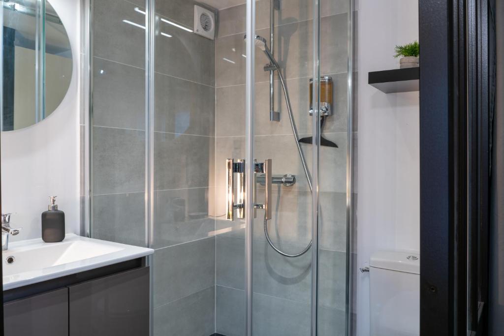 Belle petite chambre privée de 9m2, avec SDC et WC, Wifi et Netflix photo 4