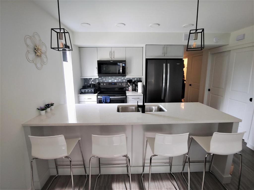 Serene 2 bedroom condo with balcony and lakeview photo 3