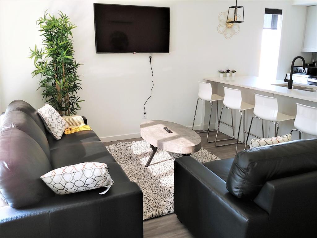 Serene 2 bedroom condo with balcony and lakeview photo 2