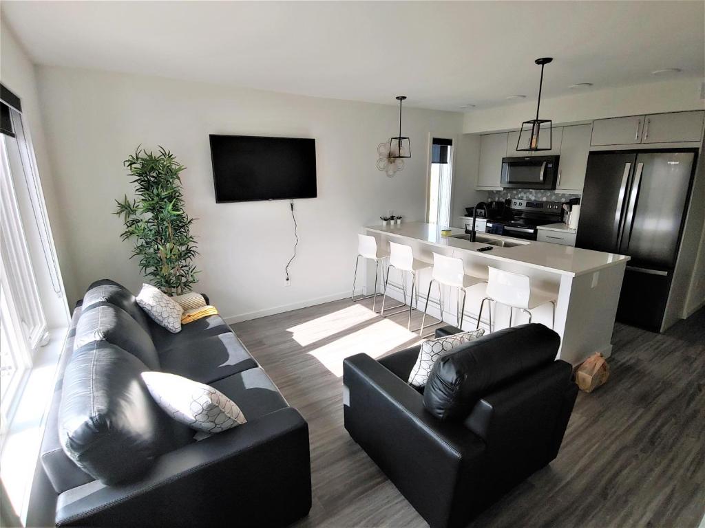 Serene 2 bedroom condo with balcony and lakeview photo 1