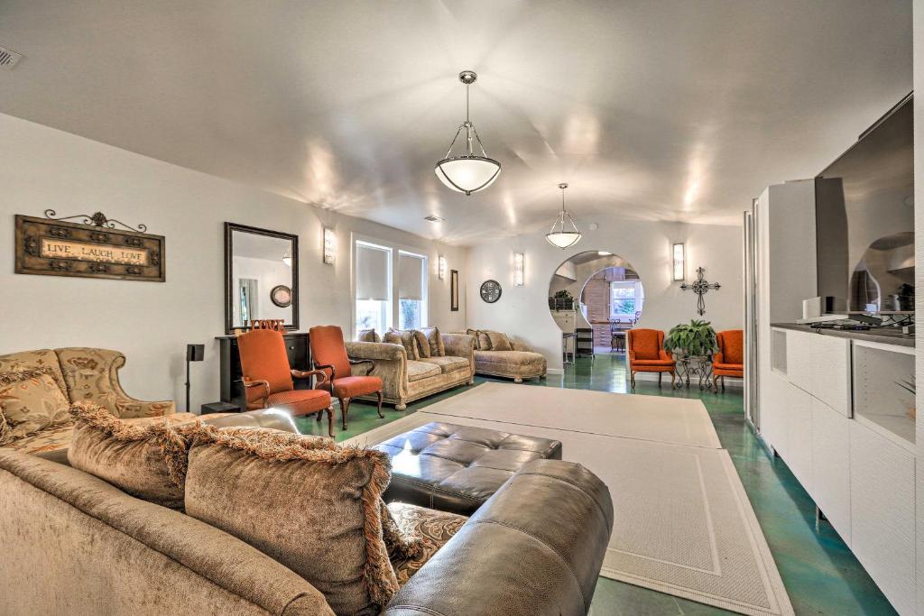 Sleek Fayetteville Home Less Than 1 Mi to City Center photo 3