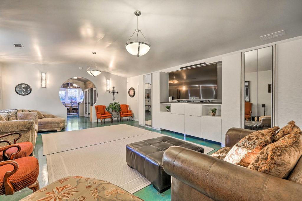 Sleek Fayetteville Home Less Than 1 Mi to City Center photo 4