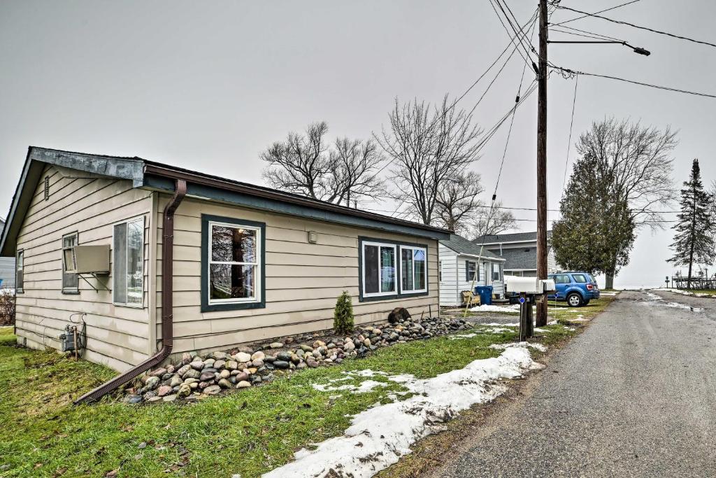 Cozy and Rustic Cottage with Houghton Lake Access! photo 2